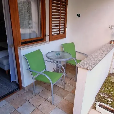 Evergreen Apartment *